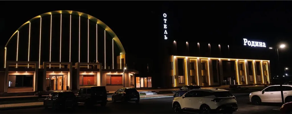 Ночной фасад отеля «Родина неба»