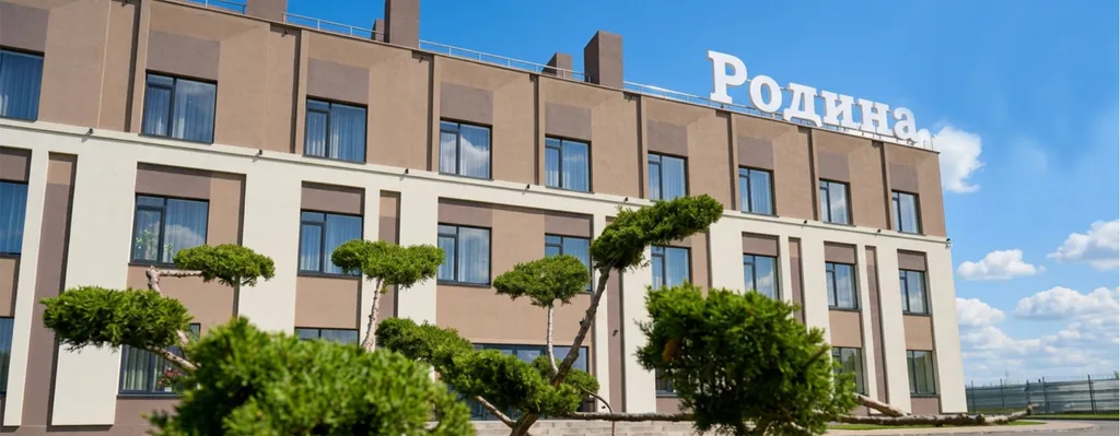 Фасад отеля «Родина неба» с вывеской